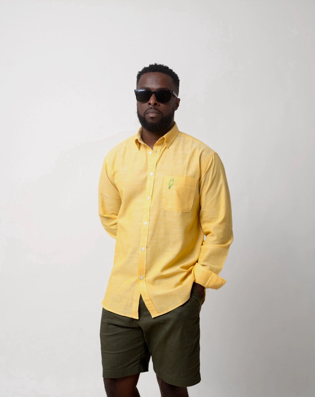 Chemise Unisexe en lin – Jaune avec broderie Gombo